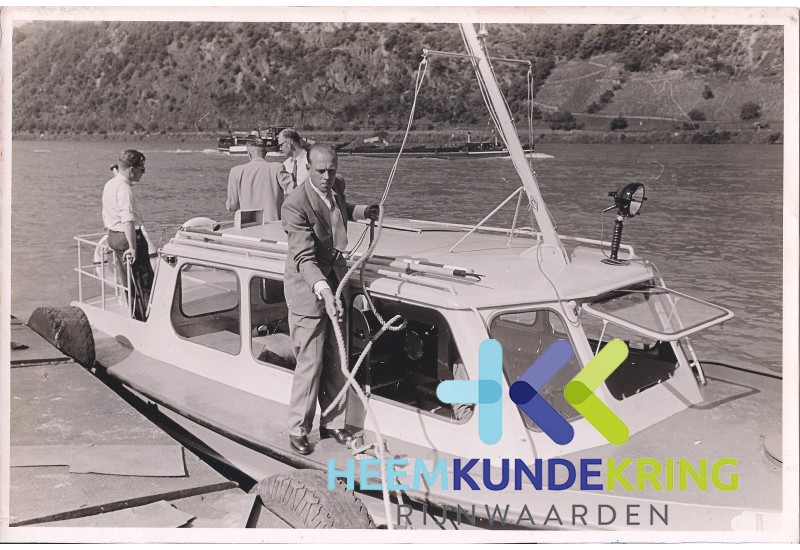 1955 Oberspay Duitsland Schotell-werf Ophalen van de Douaneboten Gerrit van der Laag legd de boot vast Coll. HKR geschonken door H. vd Laag